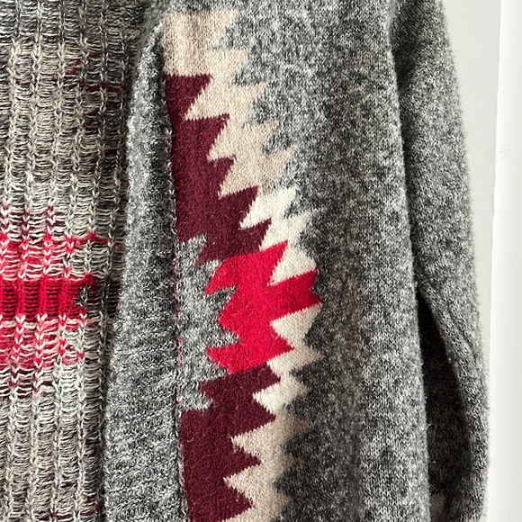 Hollister Sweater size medium. Tub5 - Picture 3 of 6